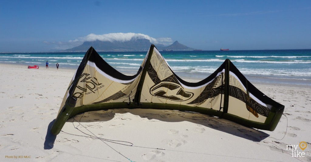 Kitesurfing at the Bloubergstrand